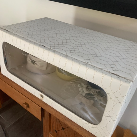 Vintage hat display caseWhiteGreat condition